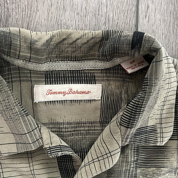 Tommy Bahama silk button up shirt small - Picture 2 of 3